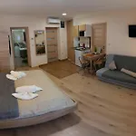 Apartmanhaz *